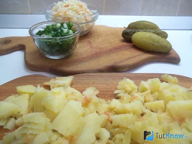 Отварной картофель нарезан кубиками