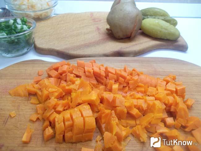 Отваренная морковь нарезана кубиками
