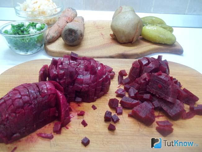 Отваренная свекла нарезана кубиками