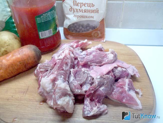 Мясо нарезано кусочками