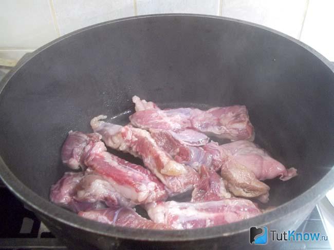 Мясо жарится в сковороде