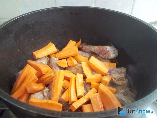 К мясу в сковороду добавлена морковь