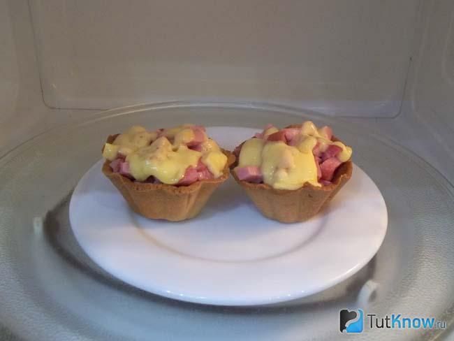 Готовые корзиночки с сосисками и сыром