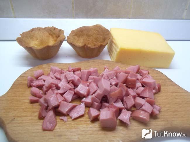 Колбаса нарезана кубиками