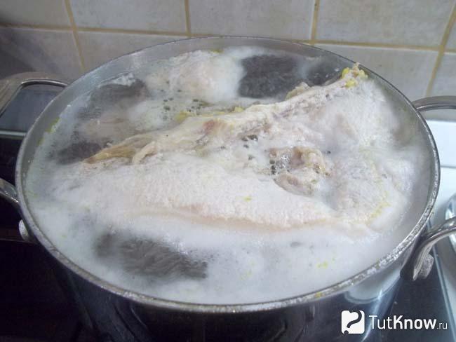 Мясо залито водой и доведено до кипения