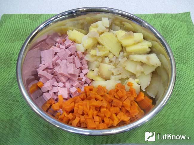 Морковь отварена, очищена и нарезана кубиками