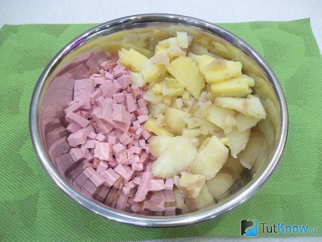 Картофель отварен, очищен и нарезан кубиками