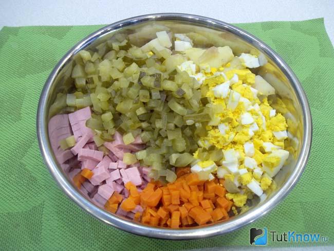 Соленые огурцы нарезаны кубиками