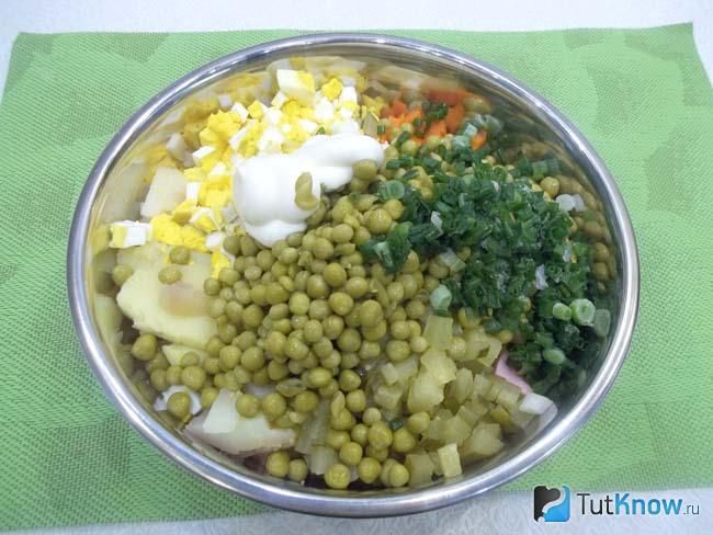 К продуктам добавлен зеленый лук и майонез