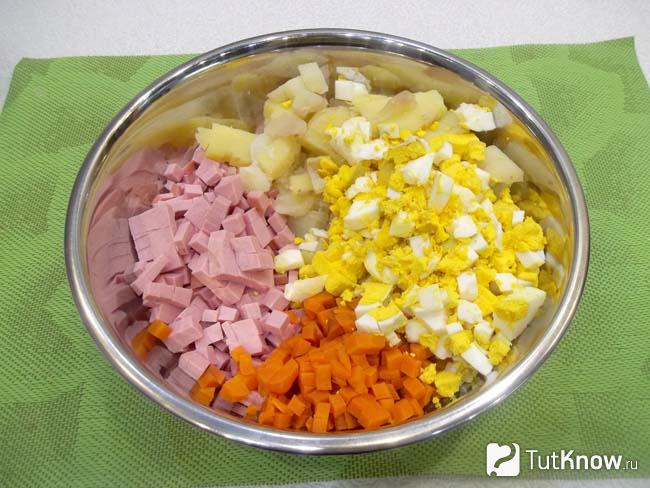 Яйца отварены, очищены и нарезаны кубиками
