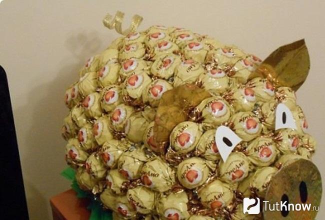 Свинка из конфет