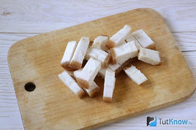 Кусочки сала на деревянной доске