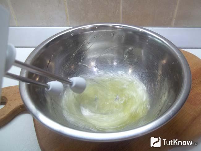 Белки взбиты миксером