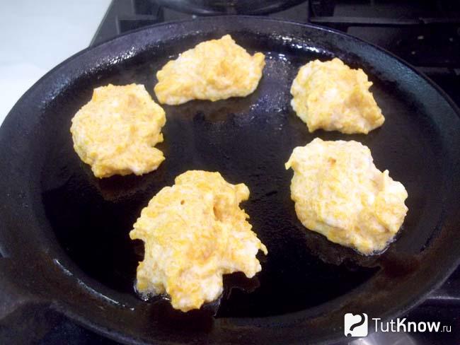 Тыквенные панкейки с манкой и апельсиновой цедрой жарятся на сковороде