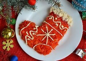Салат с кукурузой и филе на Рождество в виде сапога