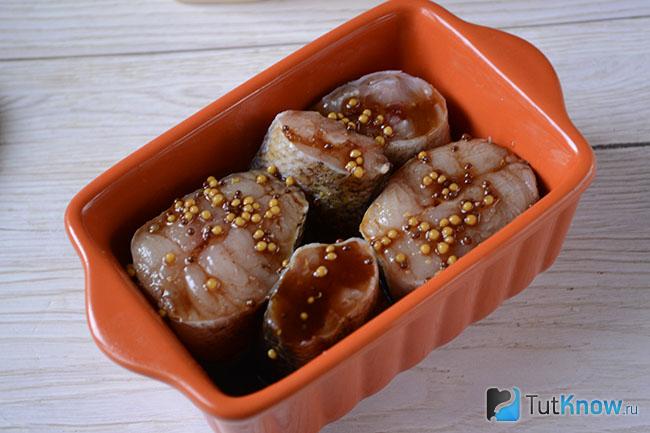 Куски судака в маринаде