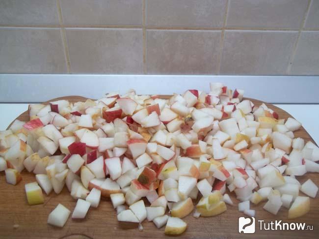 Яблоки нарезаны кусочками