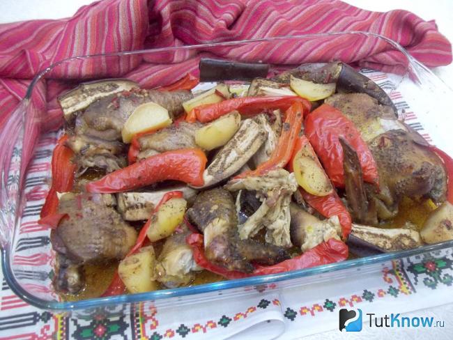 Готовая утка с овощами в духовке под соусом
