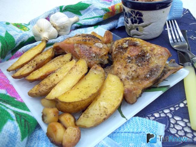 Готовые запеченные куриные бедрышки с картофелем