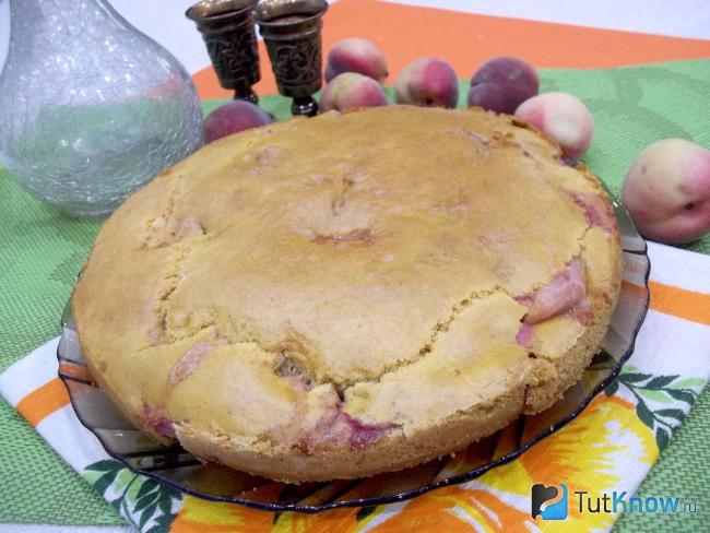 Готовый бисквитный пирог с персиками