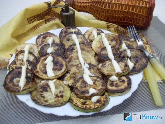Готовые острые кабачки с чесноком и майонезом