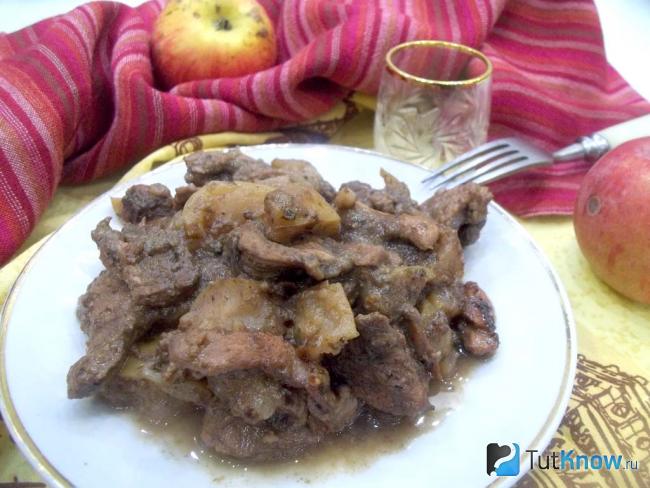 Готовое филе утки в сливовом соусе с яблоками