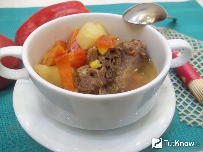 Готовое жаркое с уткой, картофелем и овощами