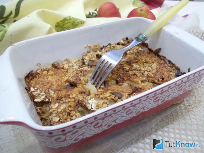 Готовые яблоки с овсянкой в духовке