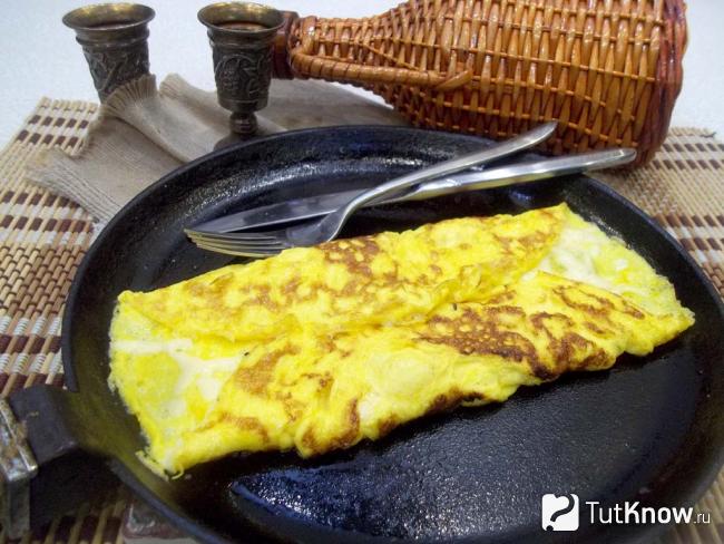 Готовый омлет по-французски с молоком и сыром