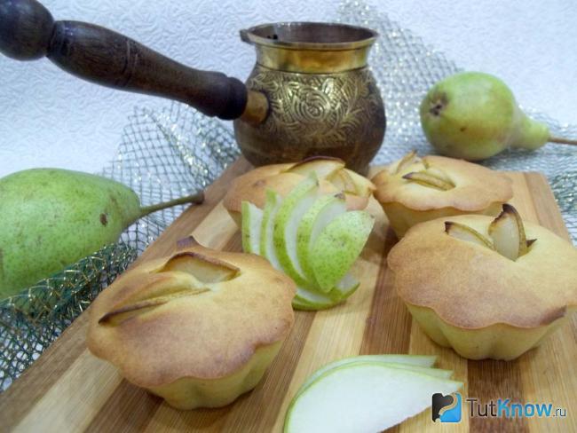 Готовые кексы на молоке с грушами