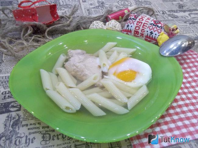Готовый куриный суп с макаронами и яйцом