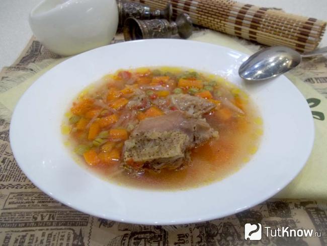 Готовый куриный суп с капустой, замороженными томатами и горошком