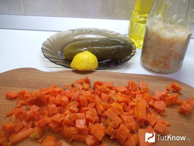 Морковь нарезана кубиками