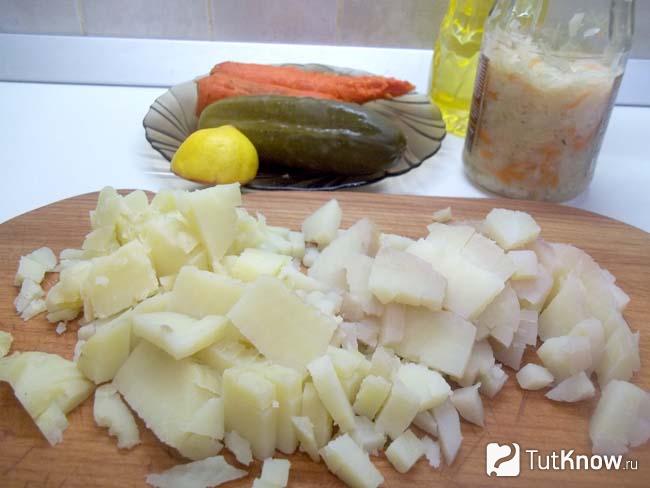 Картофель нарезан кубиками