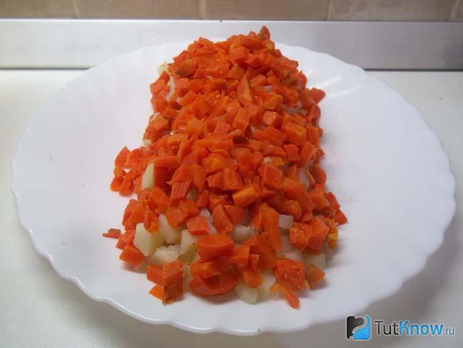 На картофель выложен слой моркови