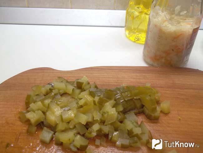 Соленые огурцы нарезаны кубиками