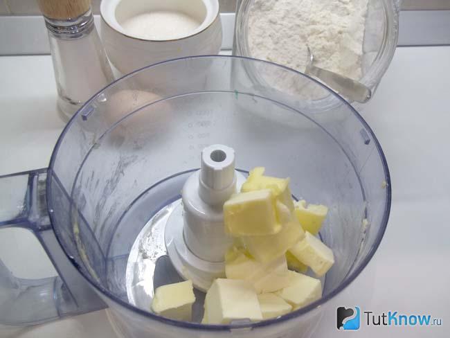 Сливочное масло сложено в кухонный комбайн
