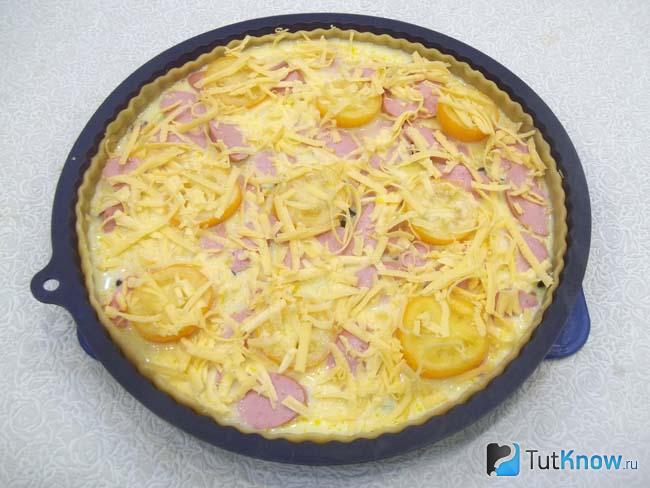 Заливной открытый пирог из песочного теста с грибами, сосисками и помидорами залит молочной массой