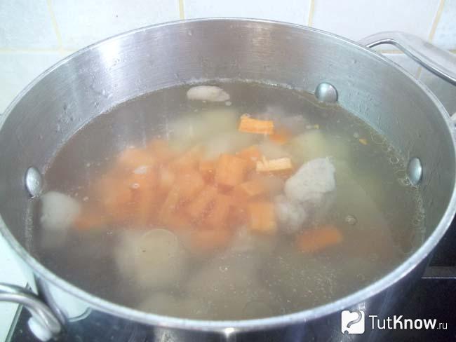 Овощи отправлены в кастрюлю с бульоном