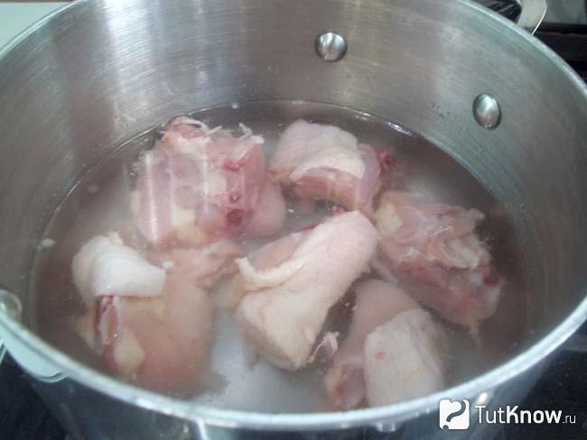Курица нарезана кусками и сложена в варочную кастрюлю