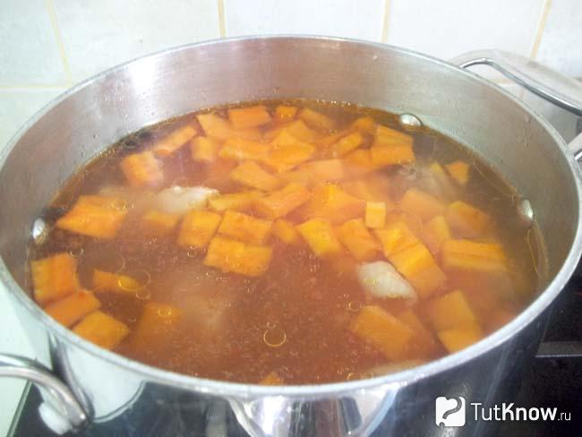 Готовый суп с курицей, тыквой и овощами