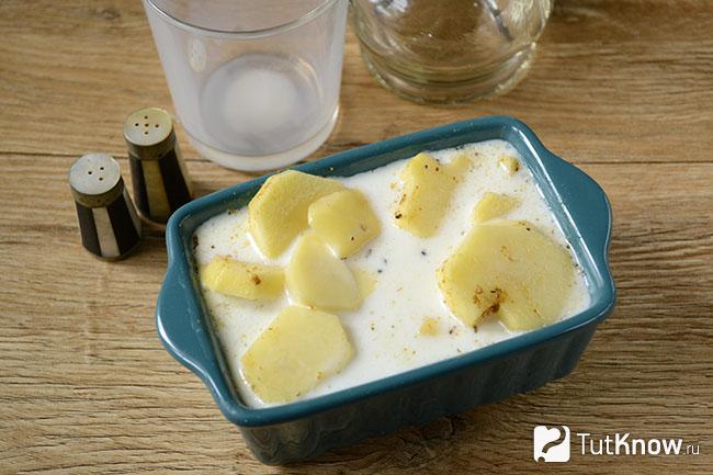 Картошка в молоке в форме для запекания