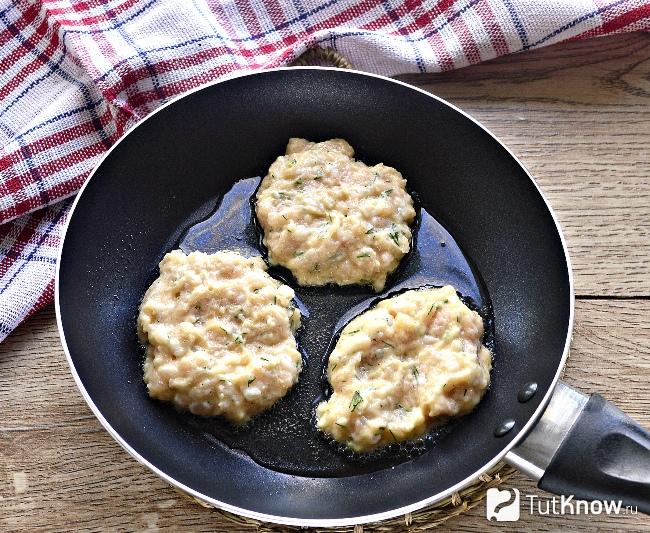 Куриная грудка оладьи рецепт. 1544265495 8. Куриная грудка оладьи рецепт фото. Куриная грудка оладьи рецепт-1544265495 8. картинка Куриная грудка оладьи рецепт. картинка 1544265495 8. Сочные и аппетитные мясные оладьи можно приготовить за считанные минуты, а результат получится превосходным. Дети с удовольствием полакомятся полезными домашними «наггетсами» − не останется ни крошки.