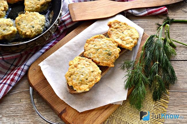 Куриная грудка оладьи рецепт. 1544265504 10. Куриная грудка оладьи рецепт фото. Куриная грудка оладьи рецепт-1544265504 10. картинка Куриная грудка оладьи рецепт. картинка 1544265504 10. Сочные и аппетитные мясные оладьи можно приготовить за считанные минуты, а результат получится превосходным. Дети с удовольствием полакомятся полезными домашними «наггетсами» − не останется ни крошки.