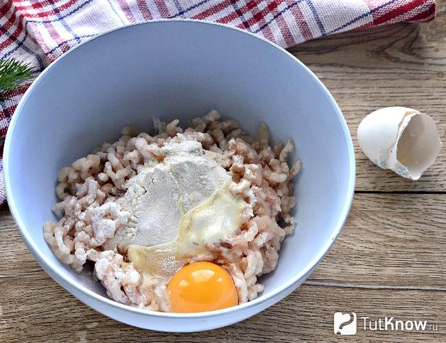Куриная грудка оладьи рецепт. 1544265567 4. Куриная грудка оладьи рецепт фото. Куриная грудка оладьи рецепт-1544265567 4. картинка Куриная грудка оладьи рецепт. картинка 1544265567 4. Сочные и аппетитные мясные оладьи можно приготовить за считанные минуты, а результат получится превосходным. Дети с удовольствием полакомятся полезными домашними «наггетсами» − не останется ни крошки.
