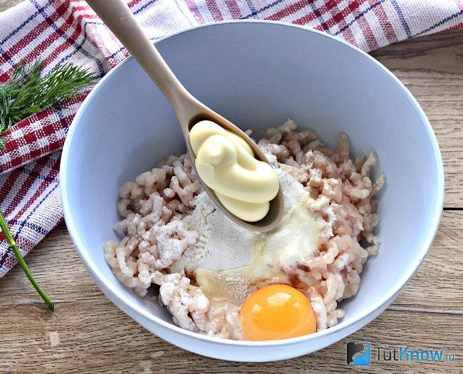 Куриная грудка оладьи рецепт. 1544265581 5. Куриная грудка оладьи рецепт фото. Куриная грудка оладьи рецепт-1544265581 5. картинка Куриная грудка оладьи рецепт. картинка 1544265581 5. Сочные и аппетитные мясные оладьи можно приготовить за считанные минуты, а результат получится превосходным. Дети с удовольствием полакомятся полезными домашними «наггетсами» − не останется ни крошки.