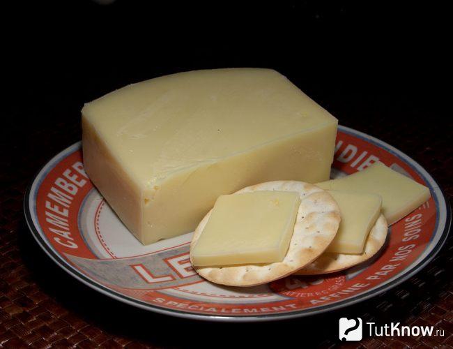Сыр Данбо и печенье на тарелке