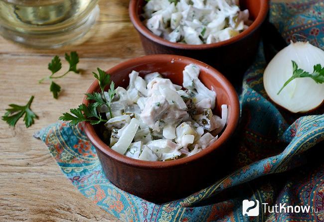 Готовый к подаче салат с мясом и солеными огурцами