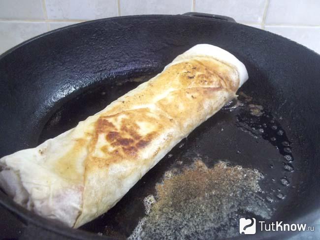 Готовый рулет из лаваша с яблоками, арахисом и корицей