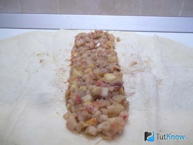 На лаваш выложены жареные яблоки